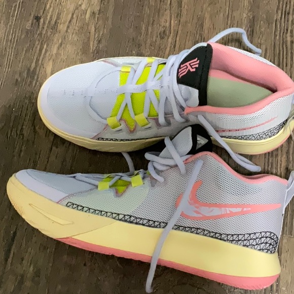 New Without Box Nike Kyrie Flytrap barely grape shoes, size 6.5Y - Picture 3 of 7